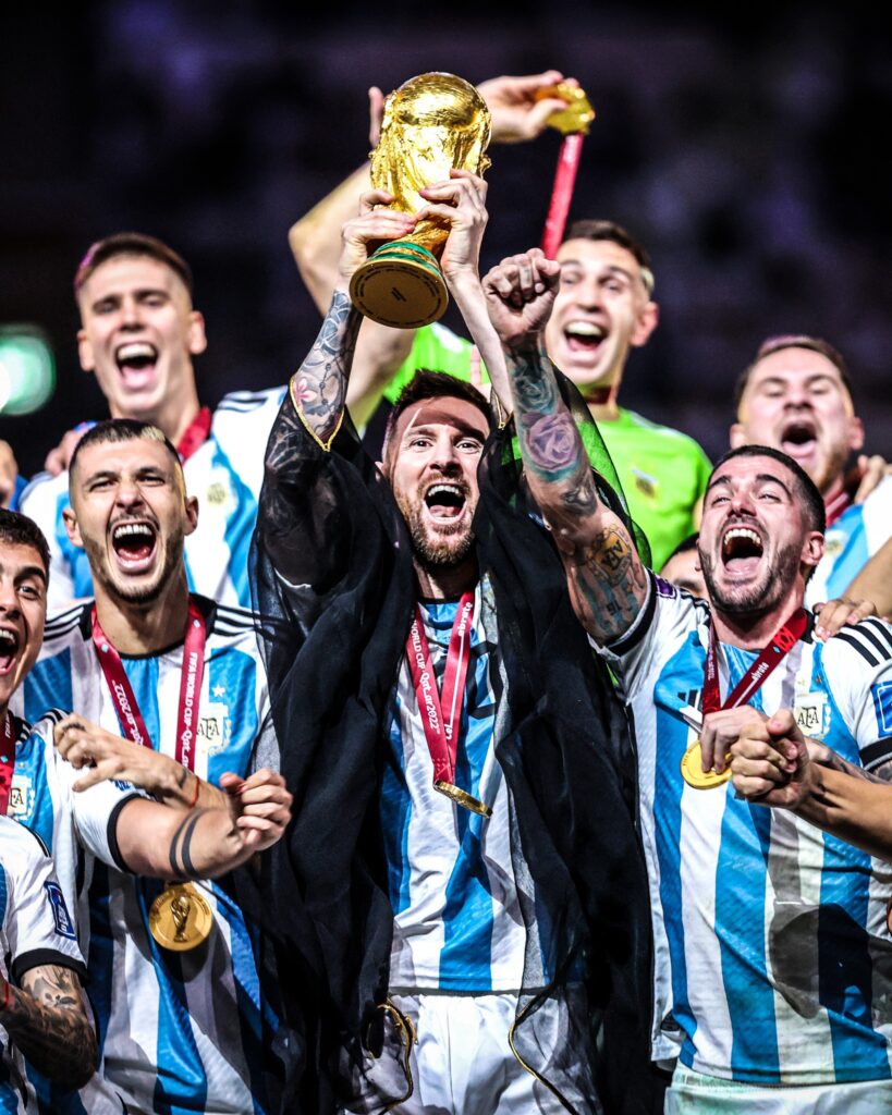 Messi lifts the World Cup trophy